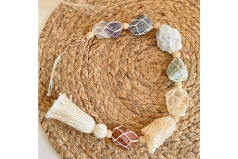 Maak je eigen chakra hanger met edelstenen © Macramagic